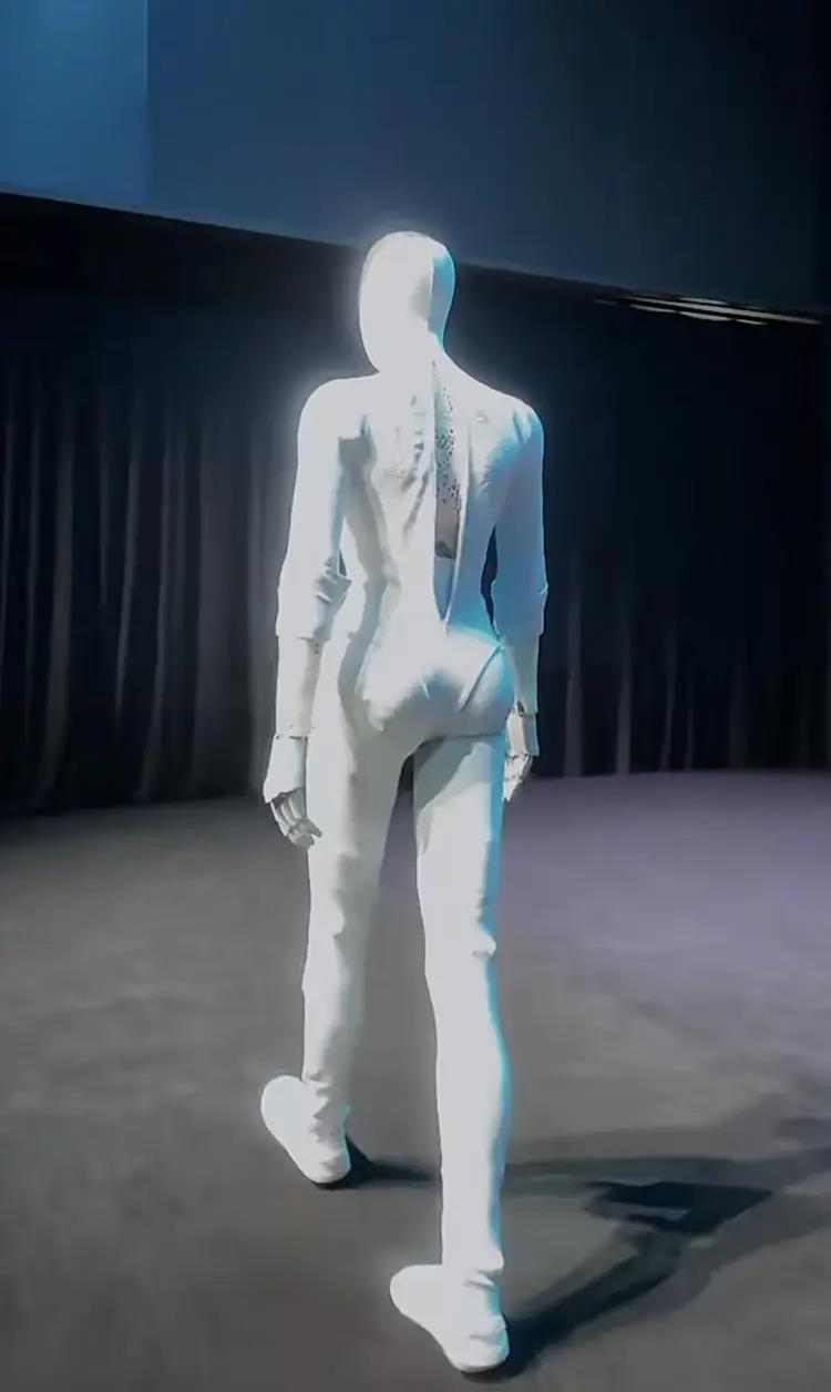 在机器人IRON通电运行状态下,现场剪开其腿部覆盖件,公开展示内部的机械结构。(取材自新京报/企业供图)