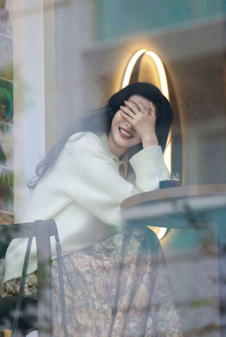 范冰冰晒了一张以手遮眼的照片。(取材自微博)