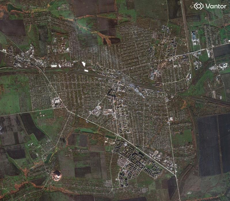 卫星影像显示2025年11月3日，乌克兰东部城市波克罗夫斯克的住宅区遭俄军攻击，浓烟升起。路透