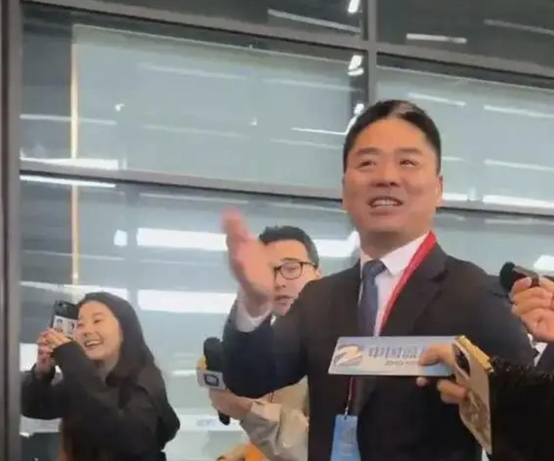 许久未正式露目的京东主席刘强东,7日出席2025年世界互联网大会乌镇峰会,于会场外后被各家媒体围住。(取材自红星新闻)