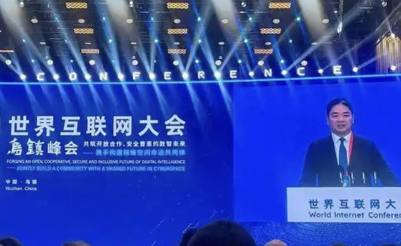 许久未正式露目的京东主席刘强东,7日出席2025年世界互联网大会乌镇峰会,于会场外后被各家媒体围住。(取材自红星新闻)