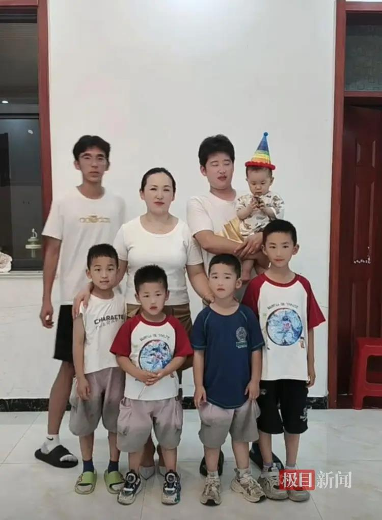 80后张女士夫妻16年生了6个儿子。(取材自极目新闻/受访者供图)