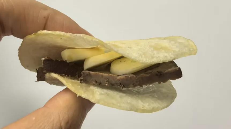 「肝脆薯了蒜了」 中国年轻人疯自制疗愈美食 专家紧张 网友分享「肝脆薯了蒜了」的吃法。(取材自央视)