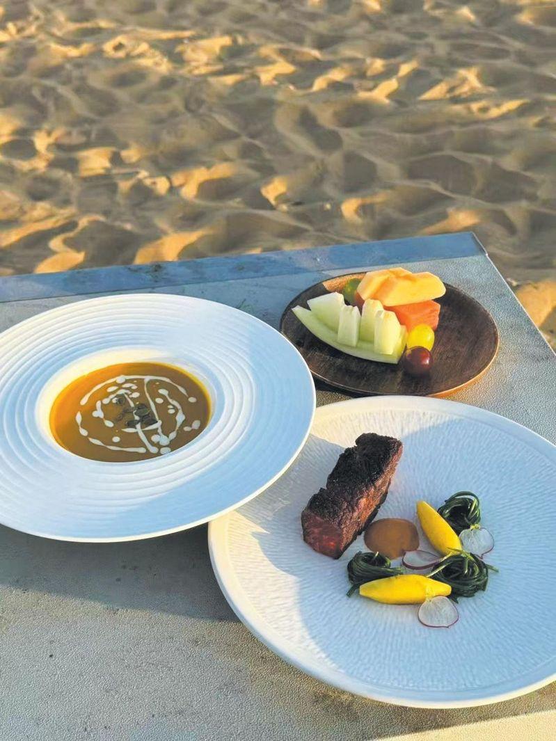 屈雨瑜在后厨为晚宴做准备。(取材自新京报)