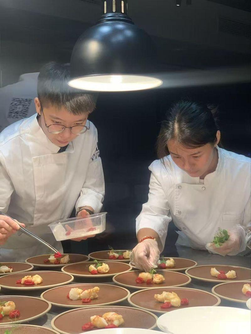 屈雨瑜在后厨为晚宴做准备。(取材自新京报)