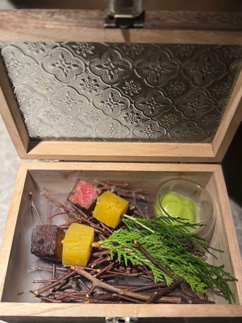 屈雨瑜在后厨为晚宴做准备。(取材自新京报)