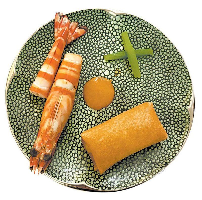 屈雨瑜在后厨为晚宴做准备。(取材自新京报)