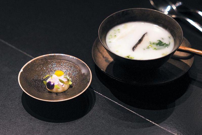 屈雨瑜在后厨为晚宴做准备。(取材自新京报)