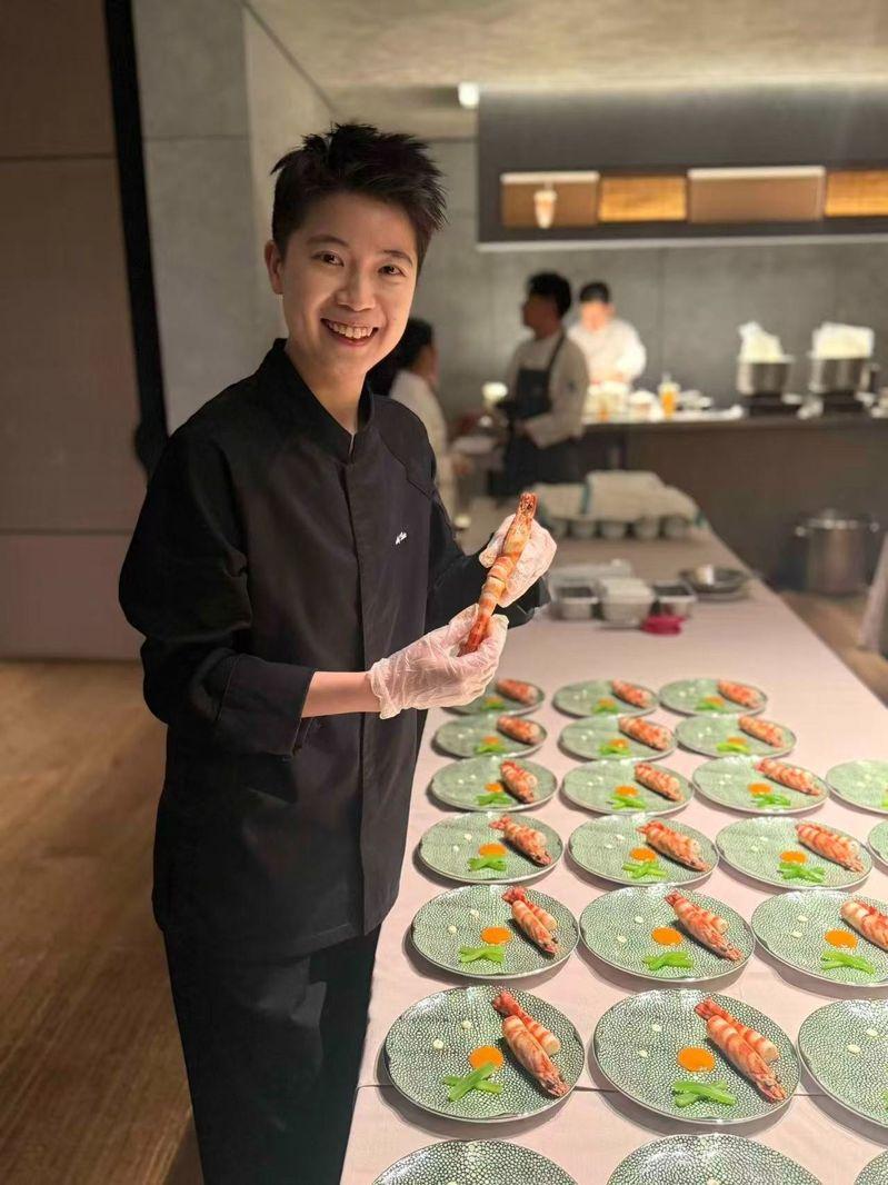 屈雨瑜在后厨为晚宴做准备。(取材自新京报)