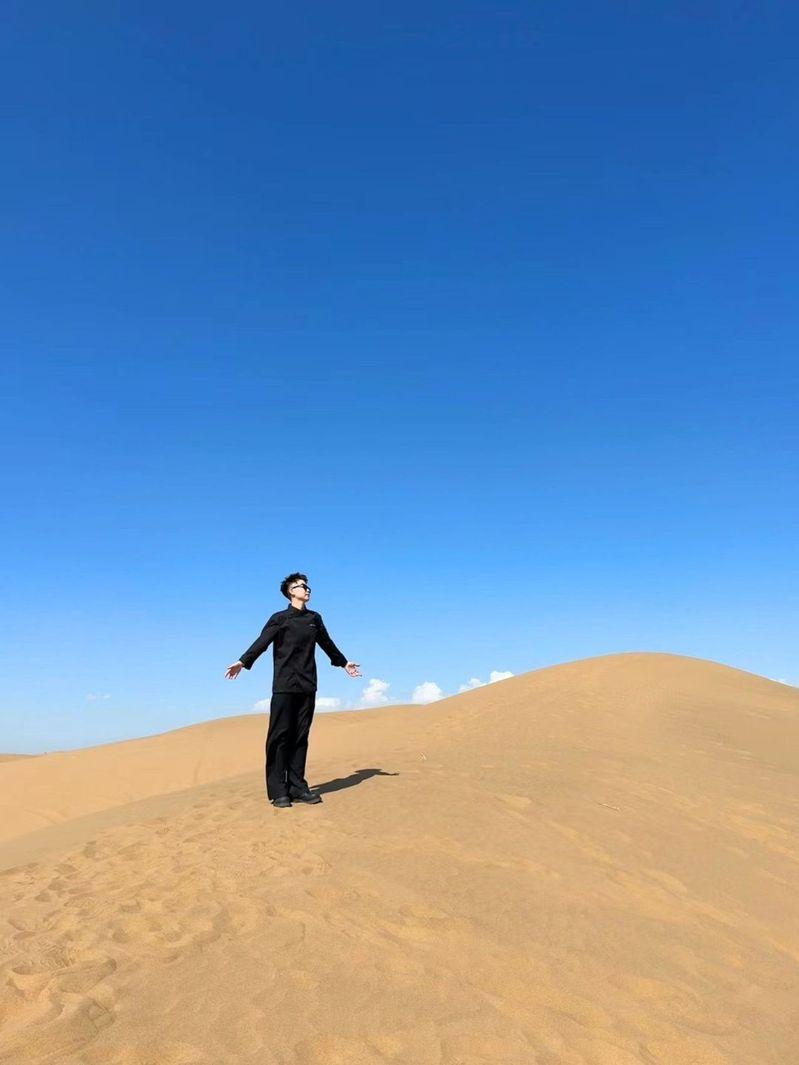 屈雨瑜在后厨为晚宴做准备。(取材自新京报)