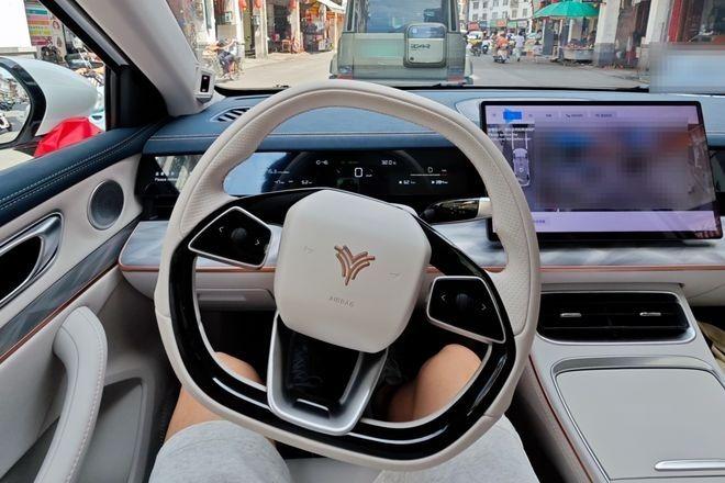 年轻人捡漏倒闭车企的「烂尾车」。(取材自红星新闻)