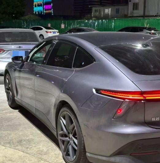 年轻人捡漏倒闭车企的「烂尾车」。(取材自红星新闻)