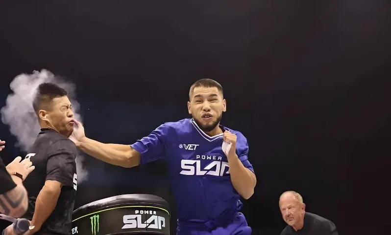 赵鸿刚被打倒在地。(取材自大象新闻)