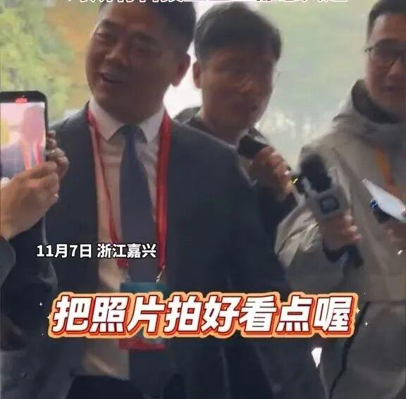 许久未正式露目的京东主席刘强东,7日出席2025年世界互联网大会乌镇峰会,于会场外后被各家媒体围住。(取材自红星新闻)