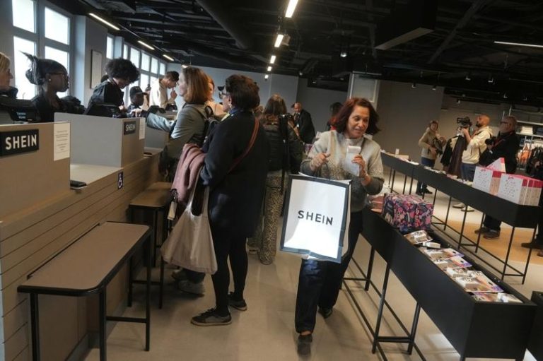 中资超快时尚电商平台Shein全球首家常态实体店5日在巴黎BHV百货开幕，吸引许多消费者。(美联社)