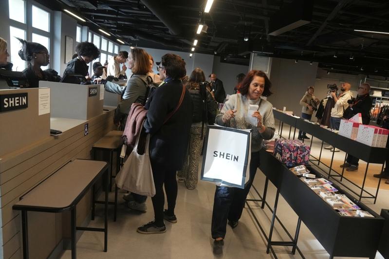 中资超快时尚电商平台Shein全球首家常态实体店5日在巴黎BHV百货开幕，吸引许多消费者。(美联社)