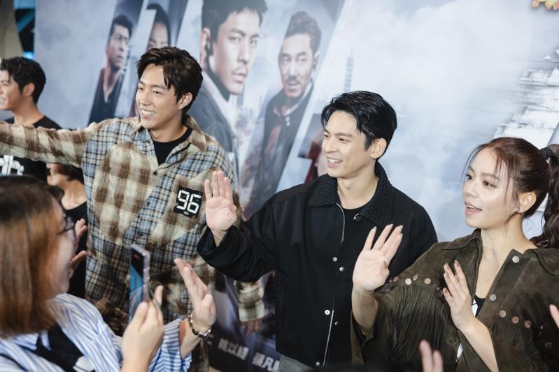 林柏宏(左)、宋芸桦在「96分钟」展现绝佳默契。图／华影国际提供