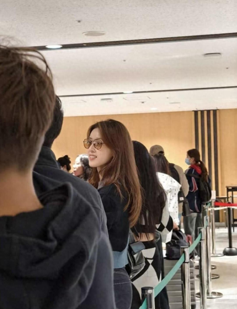 有网友拍到章泽天现身日本羽田机场。（取材自微博）