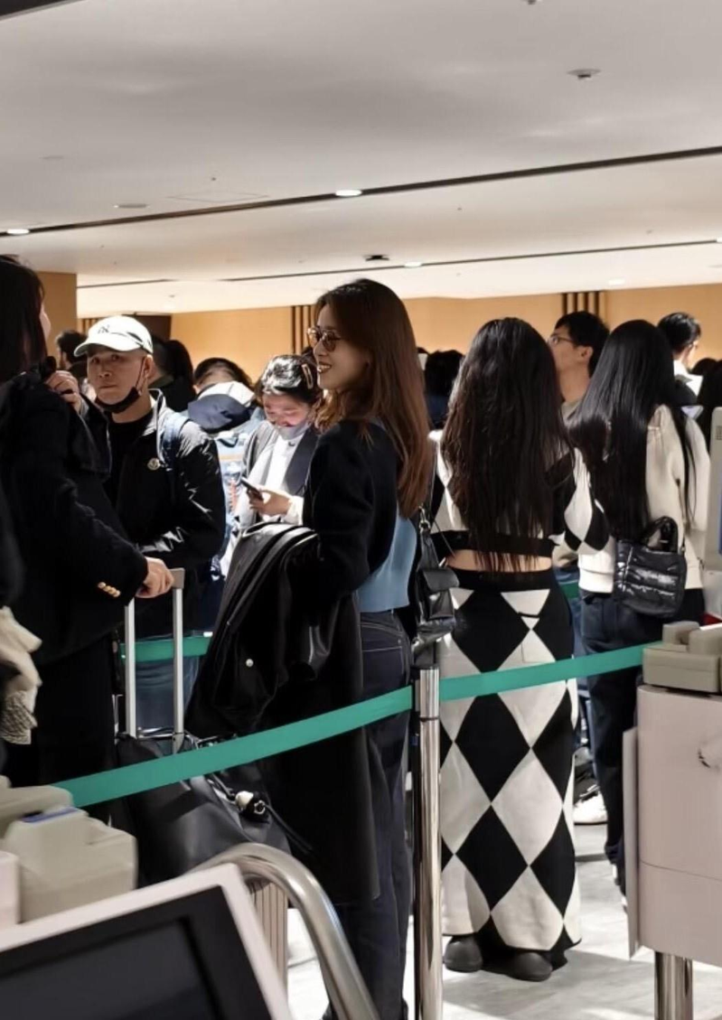 有网友拍到章泽天现身日本羽田机场。（取材自微博）