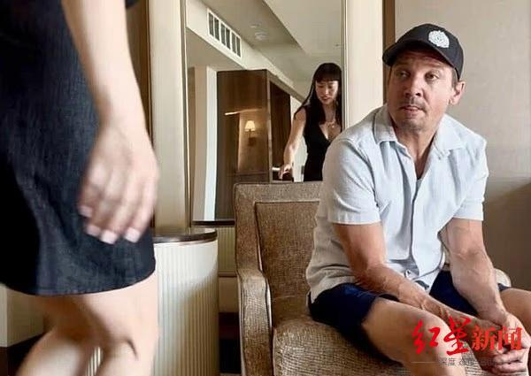 周依(左)曾在自己社交媒体上发布与雷纳(右)的合照。(取材自红星新闻/受访者供图)