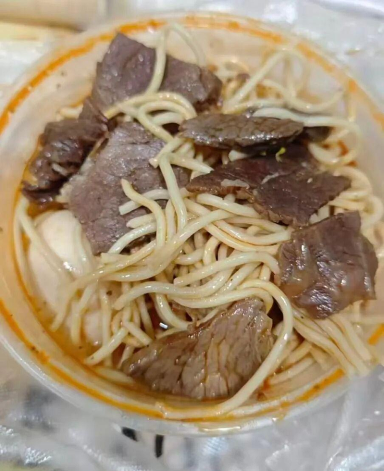 老板怕你饿…武汉「管饱面馆」红了 有人驱车500公里来吃面 面里的牛肉和鸡蛋。(视频截屏)