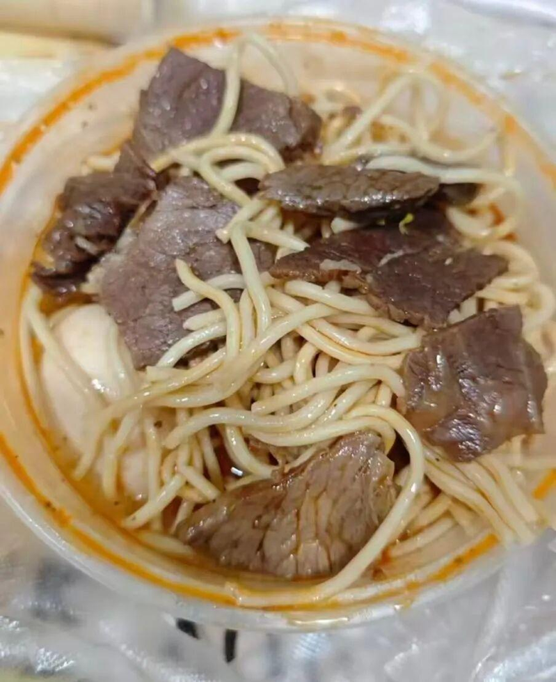 面里的牛肉和鸡蛋。(视频截屏)