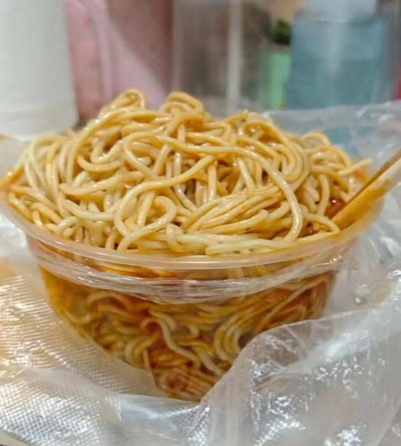 面里的牛肉和鸡蛋。(视频截屏)