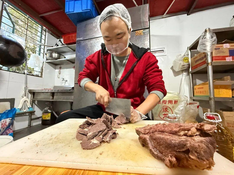 面里的牛肉和鸡蛋。(视频截屏)