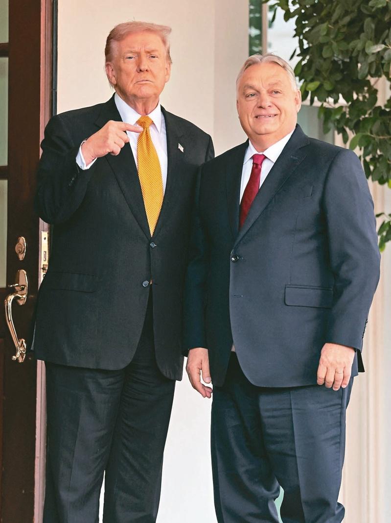 美国总统川普（左）7日在白宫西厢欢迎来访的匈牙利总理奥班（右）。（路透）