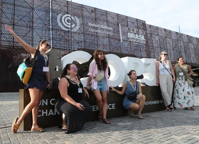 COP30会议将开幕 各国关注美、中意向 巴西主办的COP30会议将开始,世界各国与会者开心在展场外合影。(记者潘俊宏/摄影)