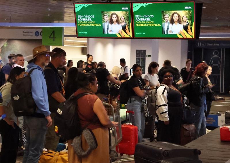 巴西主办的COP30会议将开始,世界各国与会者开心在展场外合影。(记者潘俊宏/摄影)