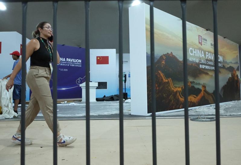 巴西主办的COP30会议将开始,世界各国与会者开心在展场外合影。(记者潘俊宏/摄影)