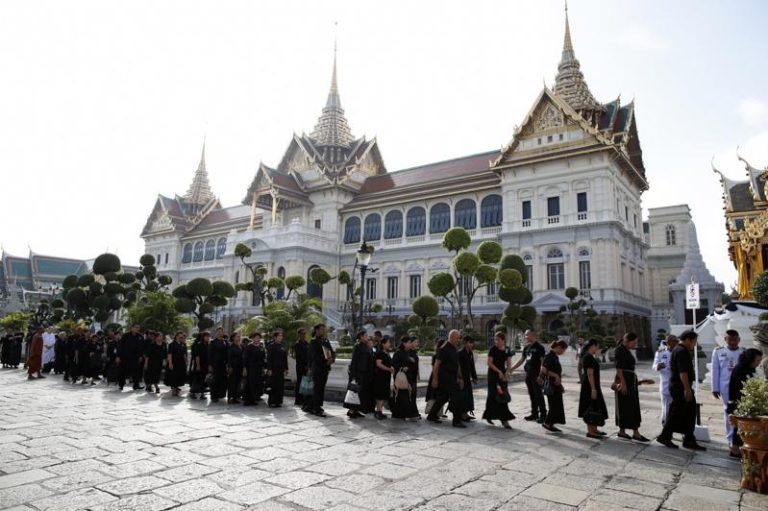 泰国开放民众瞻仰诗丽吉王太后遗容 预计首日将有逾万人 泰国当局9日起开放一般民众前往曼谷大皇宫瞻仰诗丽吉王太后遗容,现场大排长龙。(欧新社)
