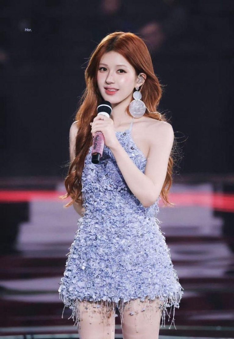 赵露思欢庆27岁生日，连换多套华服。（取材自微博）