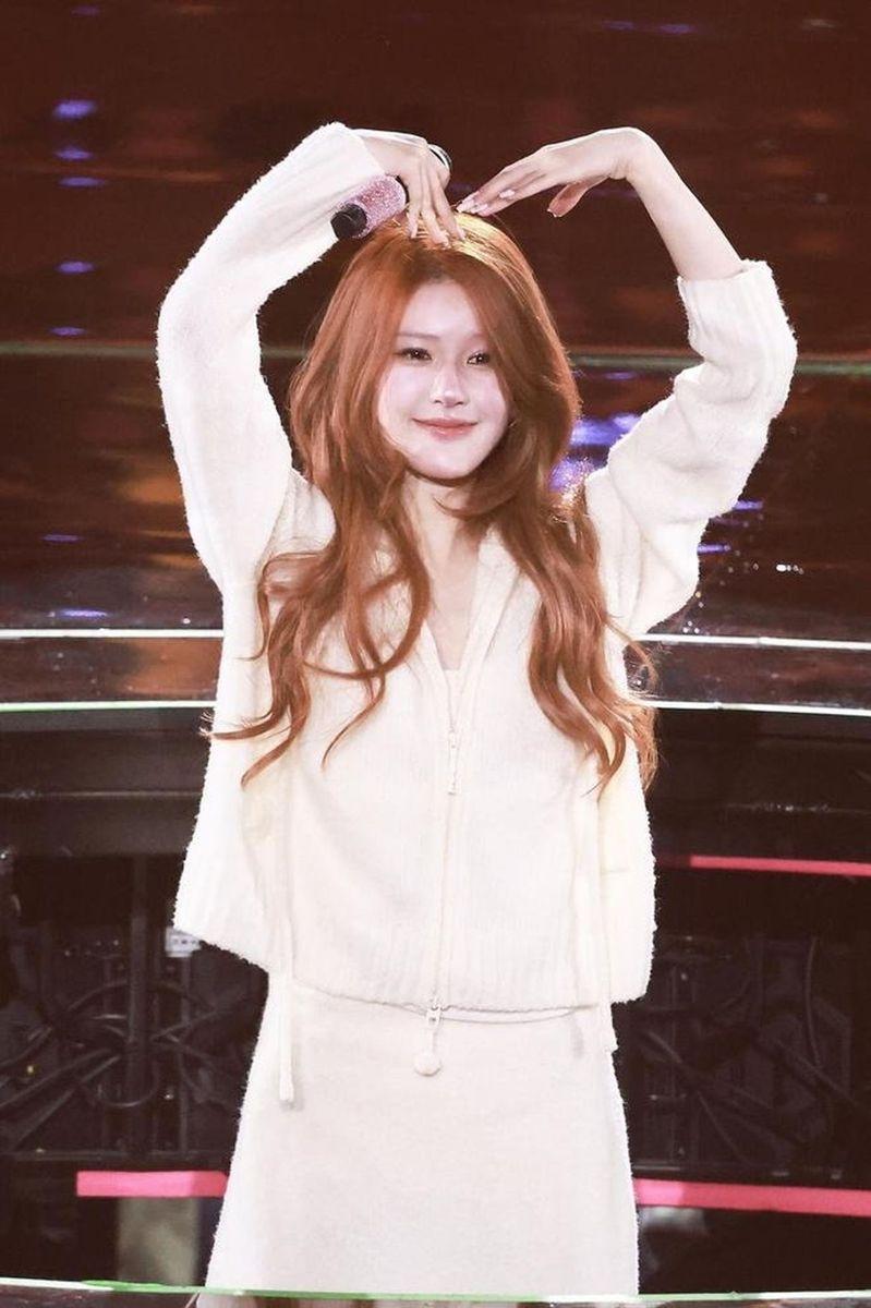 赵露思欢庆27岁生日，连换多套华服。（取材自微博）