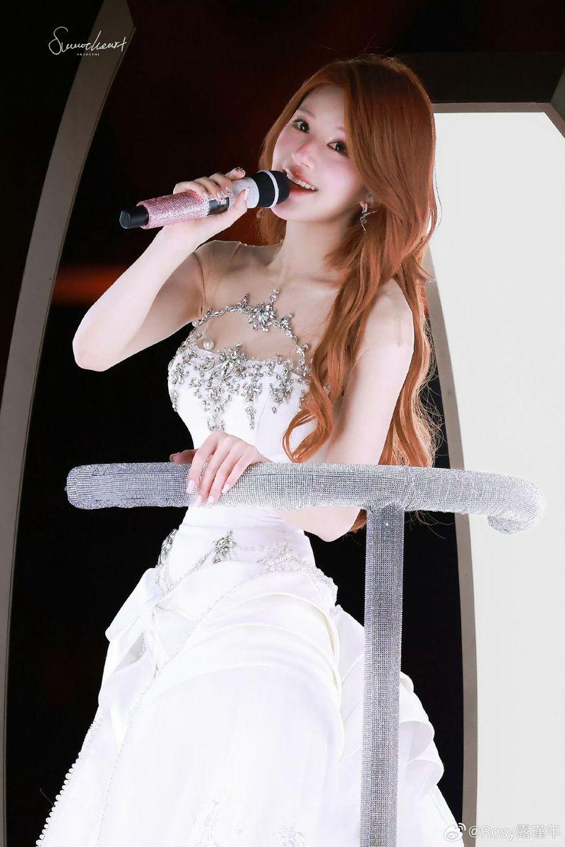 赵露思欢庆27岁生日，连换多套华服。（取材自微博）