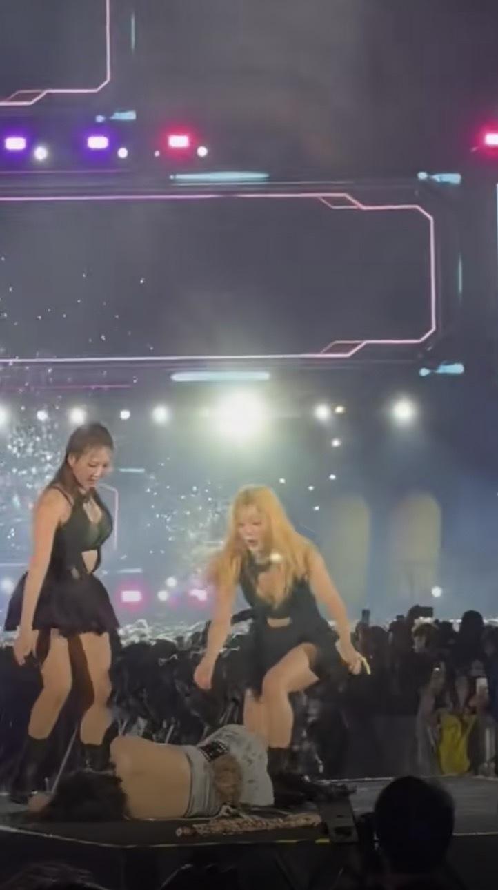 泫雅突然倒地不起。(图/撷自小红书)