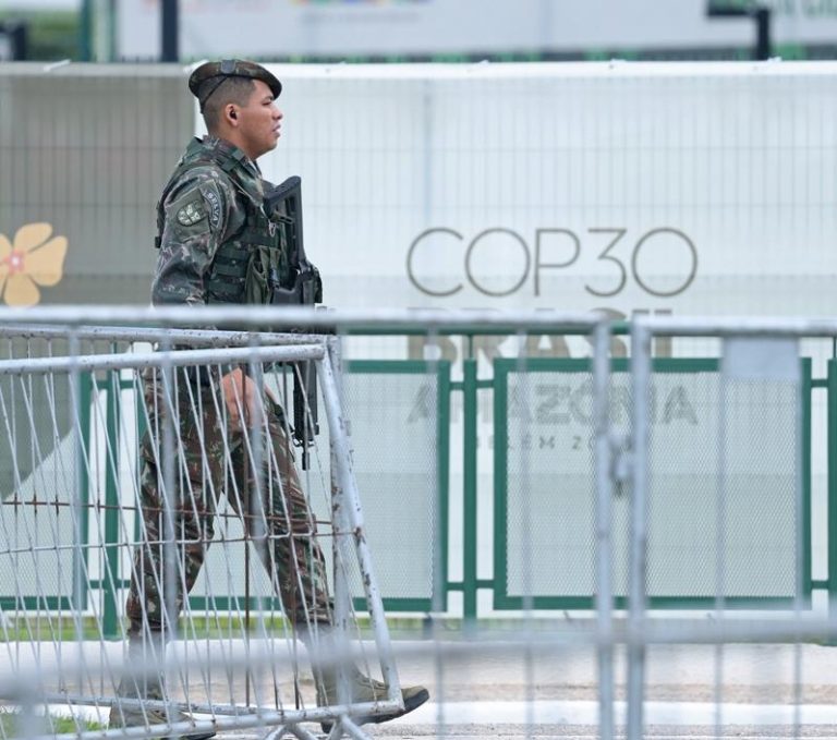 COP30会议即将开幕，场馆周边道路加强维安，许多重要出入口也有荷枪实弹的军警人员警戒。（记者潘俊宏／摄影）