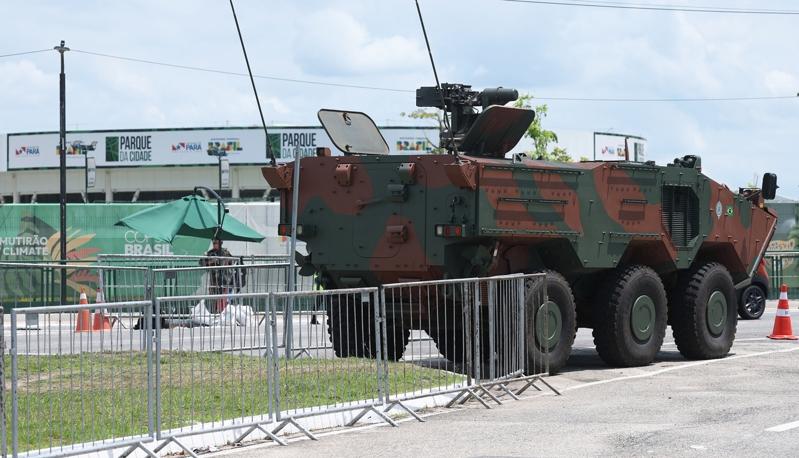 COP30会议即将开幕，场馆周边道路加强维安，许多重要出入口也有荷枪实弹的军警人员警戒。（记者潘俊宏／摄影）