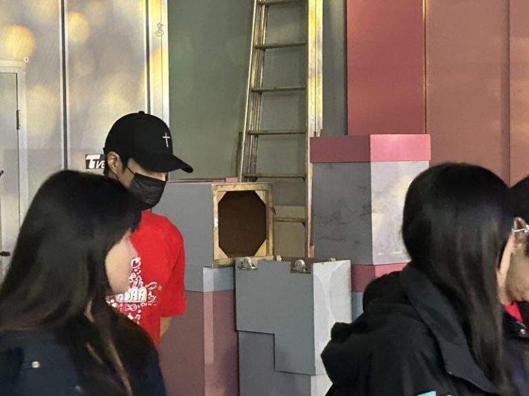 唐振刚（红衣者）低调现身录像现场。记者林怡秀／摄影