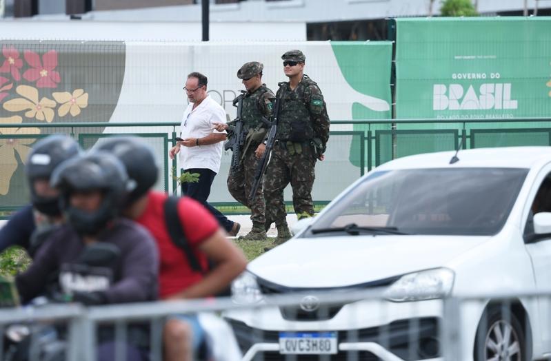 COP30会议即将开幕，场馆周边道路加强维安，许多重要出入口也有荷枪实弹的军警人员警戒。（记者潘俊宏／摄影）