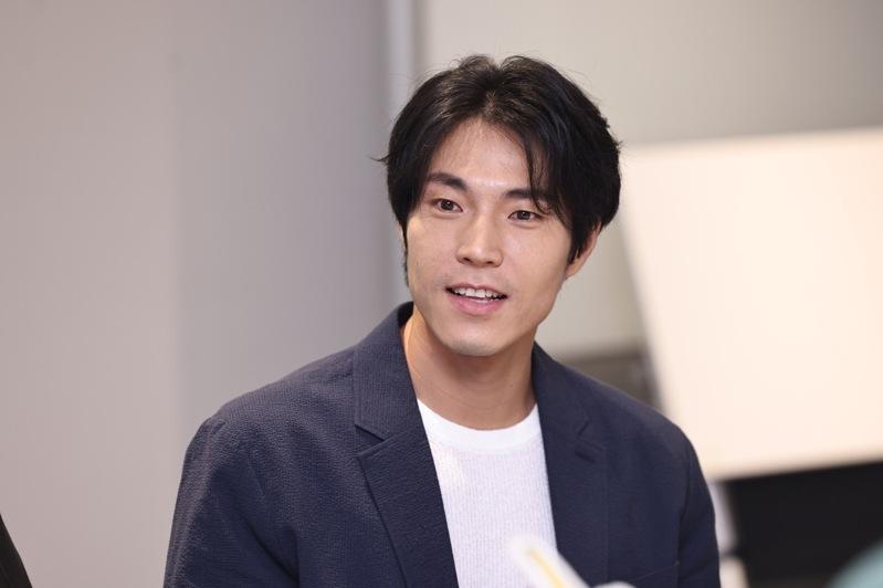 唐振刚（红衣者）低调现身录像现场。记者林怡秀／摄影