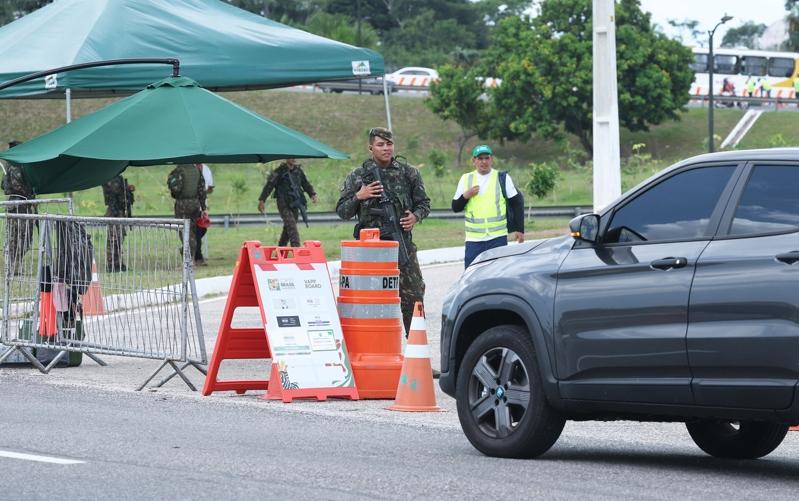 COP30会议即将开幕，场馆周边道路加强维安，许多重要出入口也有荷枪实弹的军警人员警戒。（记者潘俊宏／摄影）