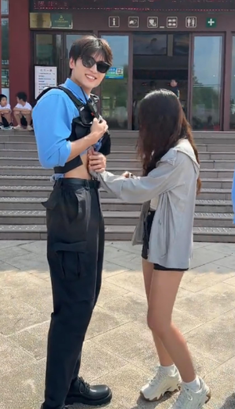 天柱山保安大方让女游客摸腹肌。（视频截屏）