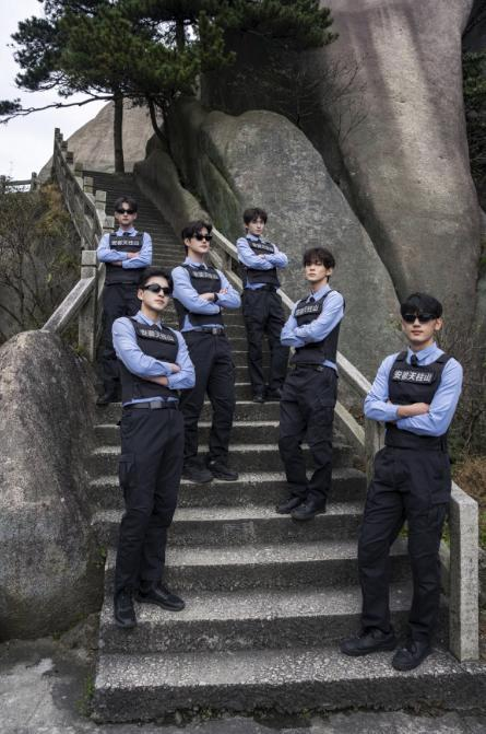 天柱山保安大方让女游客摸腹肌。（视频截屏）