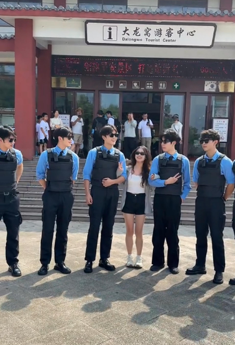 天柱山保安大方让女游客摸腹肌。（视频截屏）