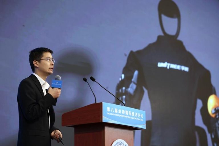 宇树老董论文上热搜 2016有机器狗雏形 王兴兴这样回应 第8届虹桥国际经济论坛「人形机器人创新发展合作」分论坛5日在国家会展中心(上海)举行,宇树科技股份有限公司创始人、董事长王兴兴作主题演讲。(中新社)