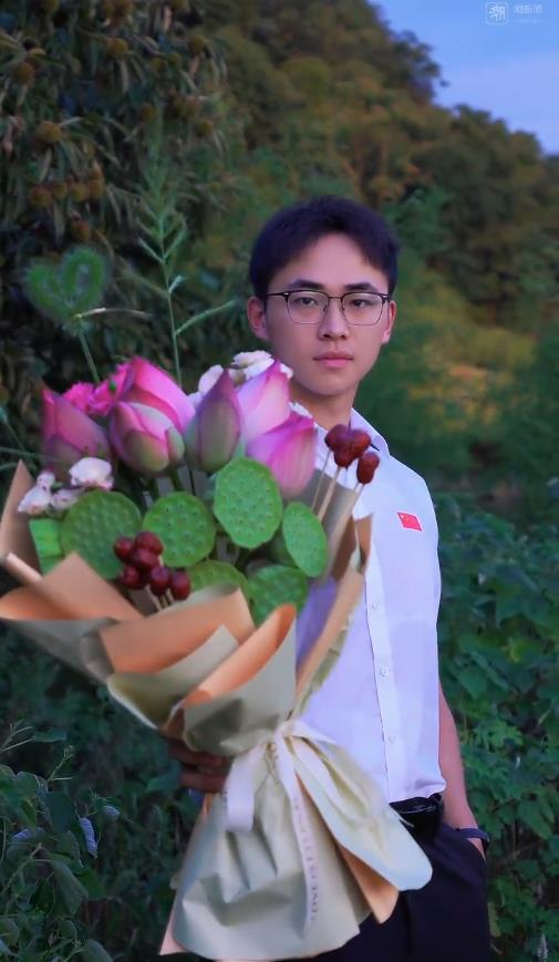 林小白在农田中。(取材自南方都市报}