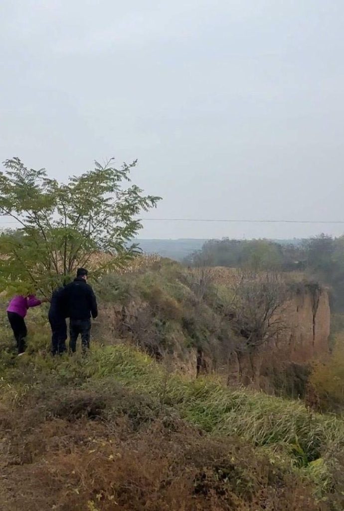 女子遭家暴后被丢下土崖致死 家属发声:只希望判他死刑 苗苗家人在案发现场的土崖旁。(取材自上游新闻)