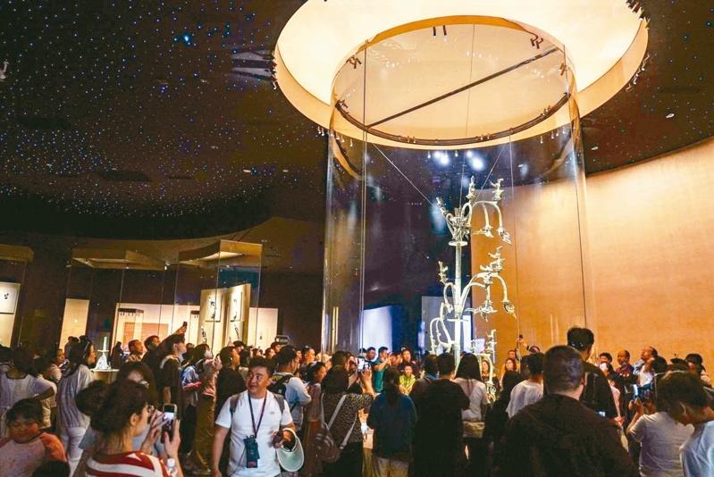 三星堆博物馆已经成为国际化的文博场所。 (本报德阳传真)